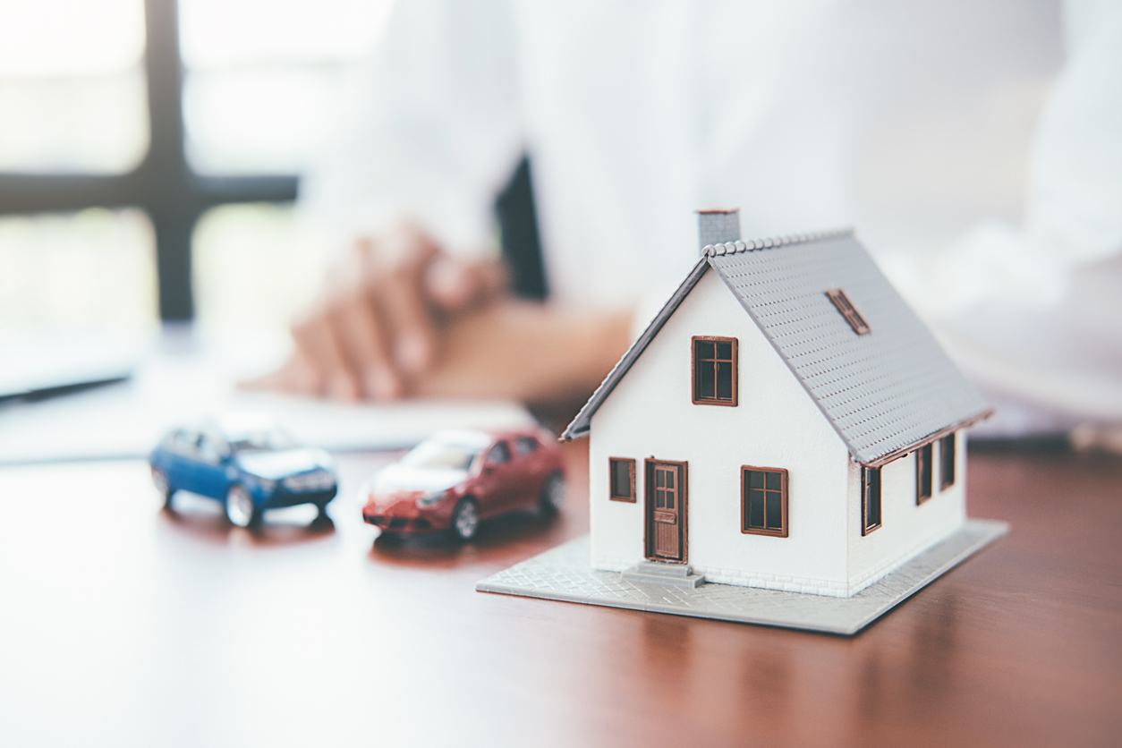 iStock-1153151740_bil og hus 2.jpg